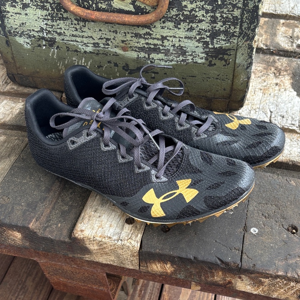 Under Armour Men’s HOVR Smokerider Black and Gold Track Spikes